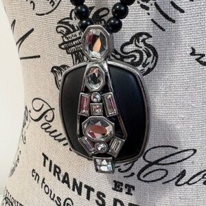 (142)Elegant Black and Silver Jewelled Pendant Necklace